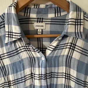 Sneak Peak 💙🤍🖤 super soft plaid button down, size: L